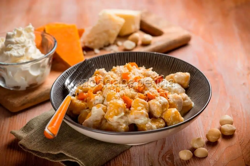 Gnocchi di zucca con crema al mascarpone e noci