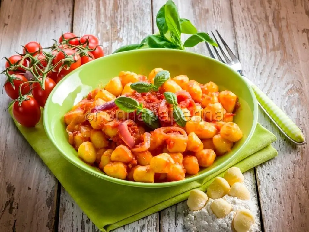 Gnocchi pomodoro e basilico, un primo classico che ha sempre il suo perchÃ©