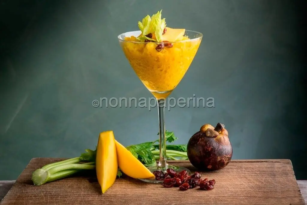 Granita con mango e sedano: il ristoro perfetto che sazia e fa bene. Ricetta senza glutine e senza lattosio
