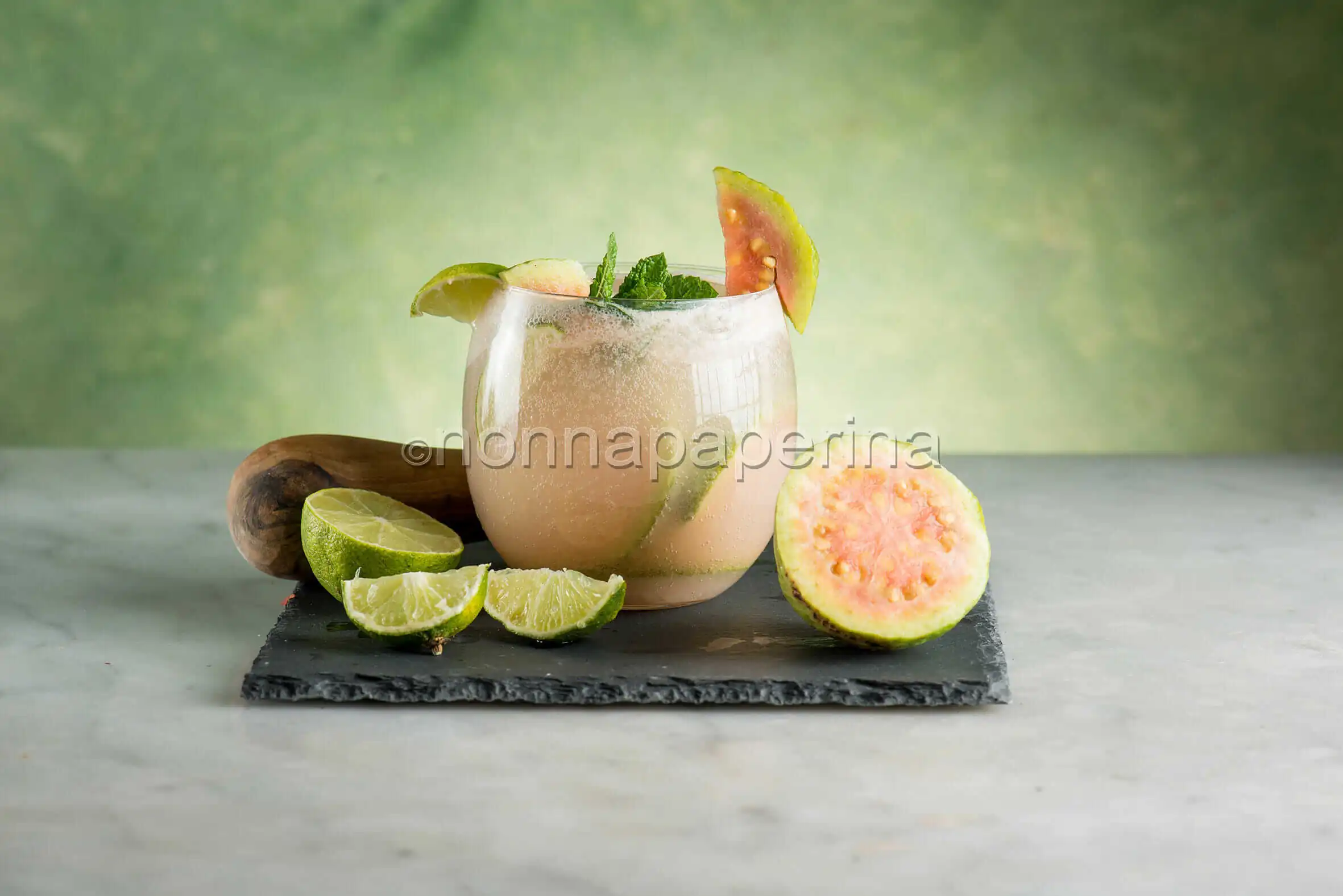 Guava mojito, un cocktail dallo spirito tropicale