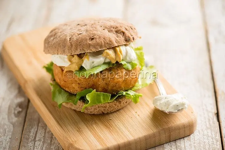 Hamburger di salmone, una variante gustosa per il fast food