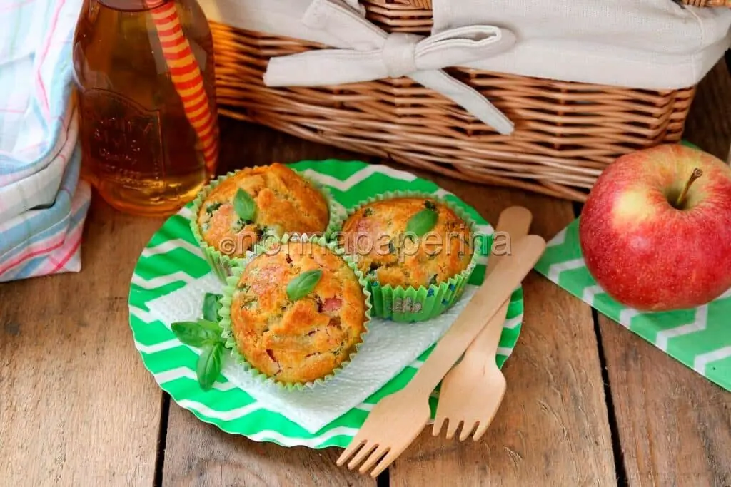I gustosi muffins salati ai piselli, prosciutto e basilico
