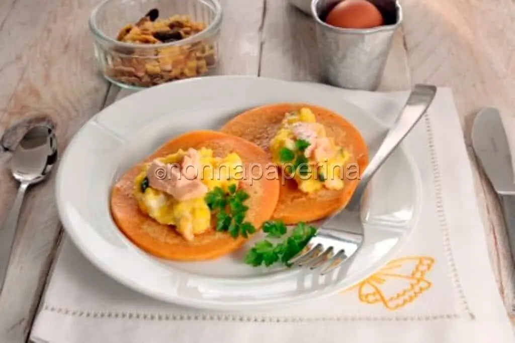 I pancakes alla farina di lenticchie , con uova e salmone