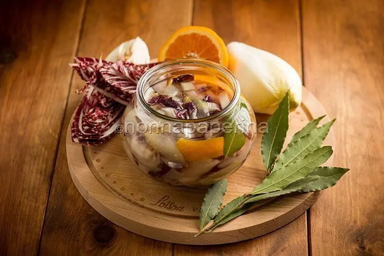 Indivia e radicchio in vasocottura, una ricetta versatile