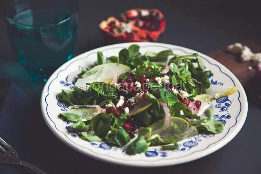 Insalata autunnale con melograno e feta: colore e sapore