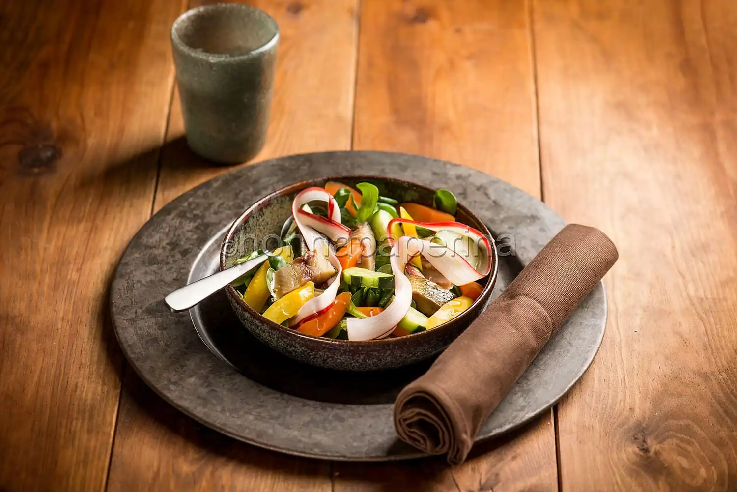 Insalata con aringa e rabarbaro, un pasto completo