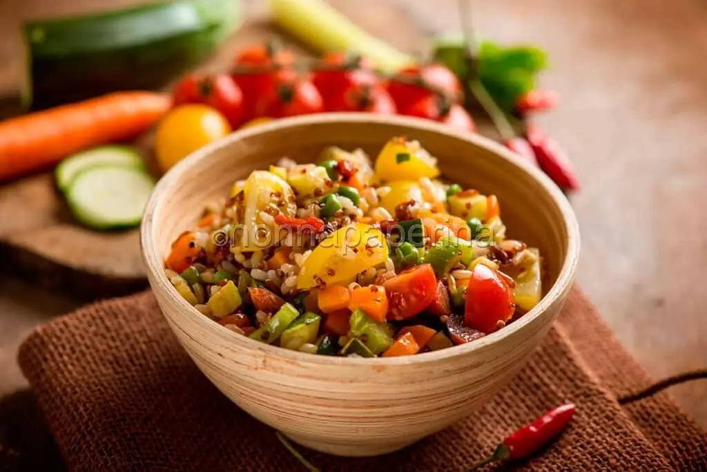 Insalata con cereali e bacche di goji, un mix esotico
