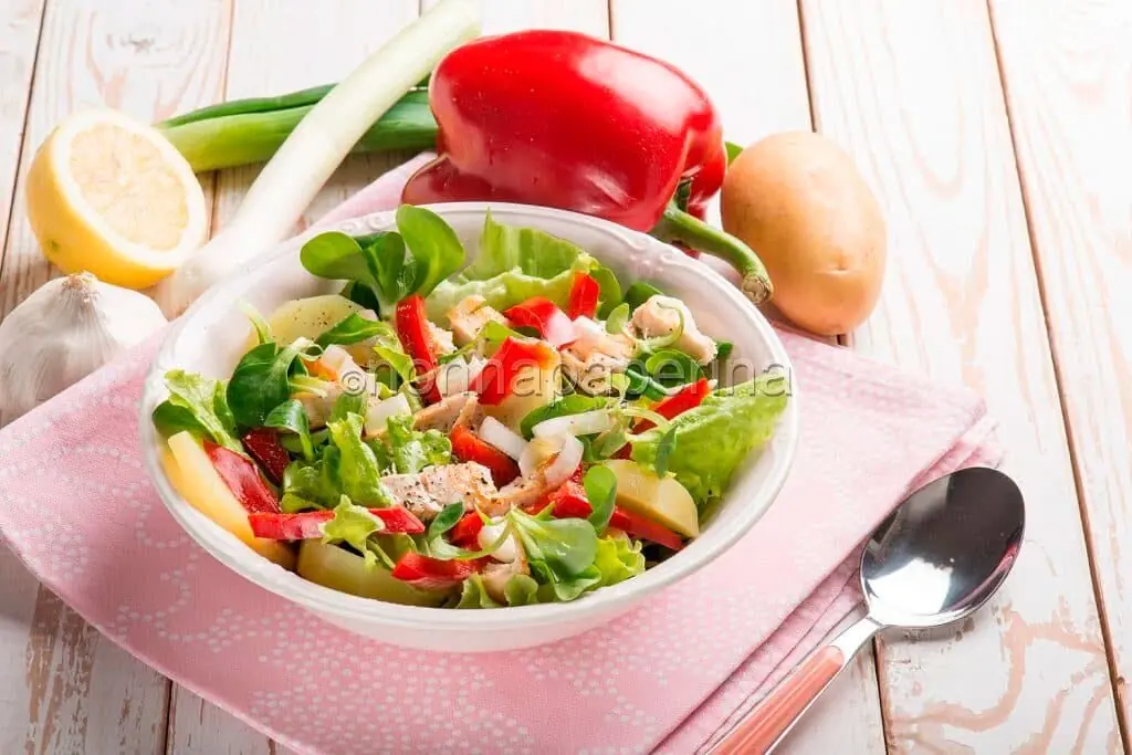 Insalata con peperoni e pollo marinato