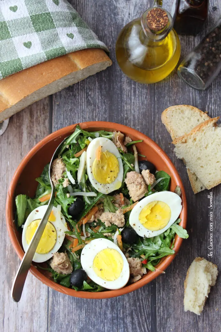 Insalata con tonno e uova sode