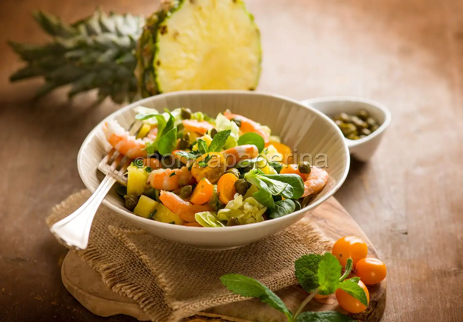 Insalata di ananas e gamberi, un pasto completo