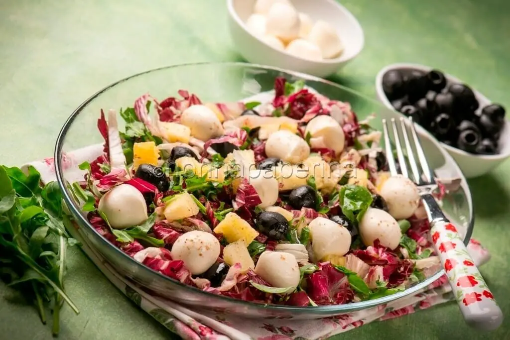 Insalata di ananas e mozzarelline, un piatto unico, gustoso e leggero