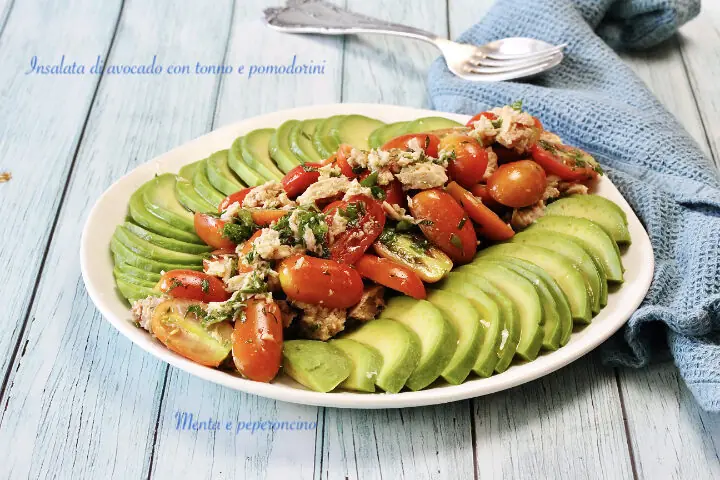 Insalata di avocado con tonno e pomodorini