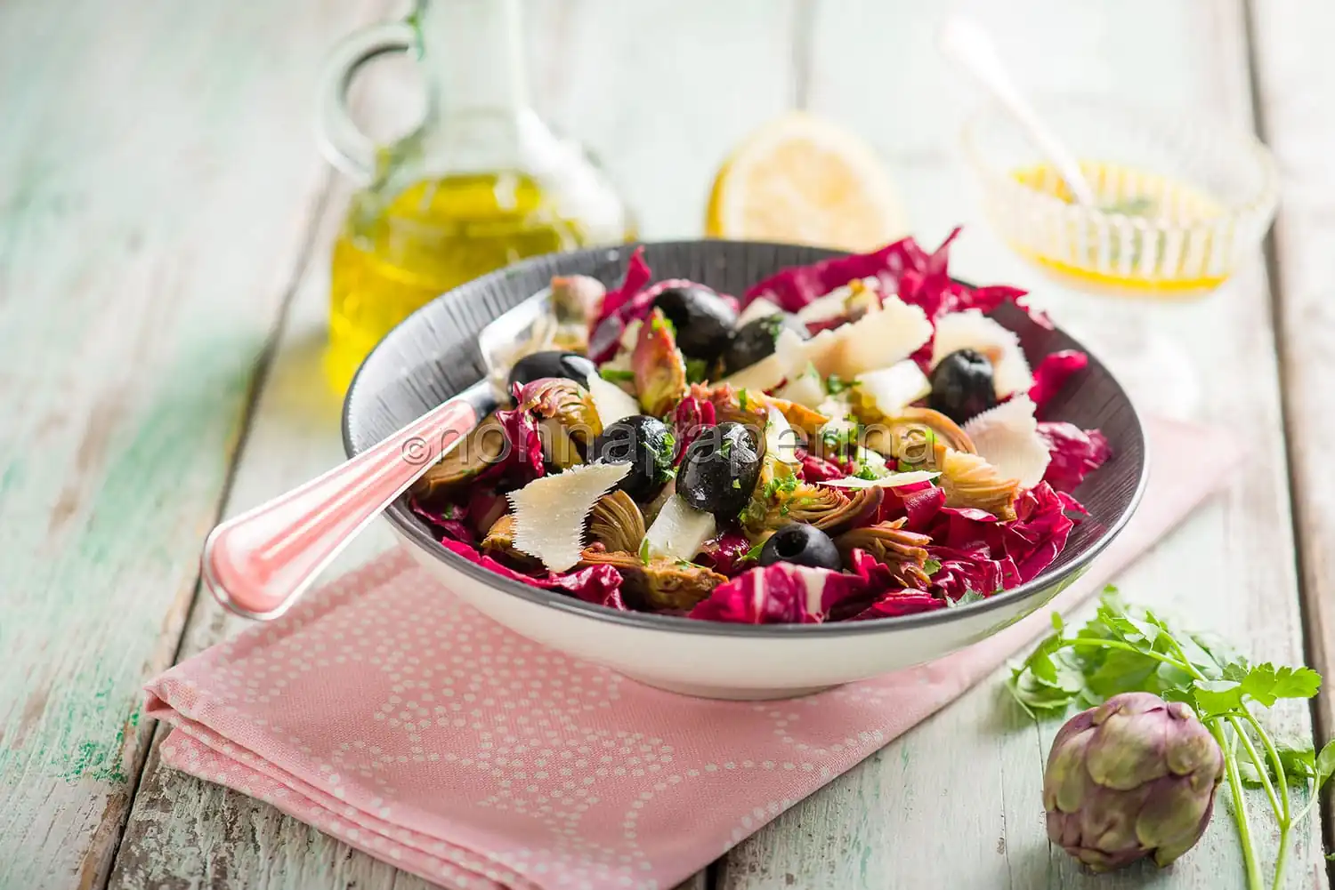 Insalata di carciofi, un contorno colorato e salutare