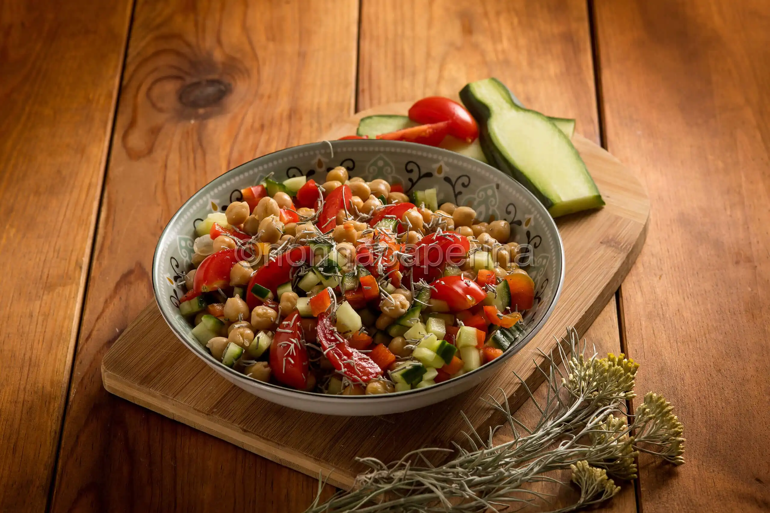 Insalata di ceci ed elicriso, un piatto raffinato e rustico