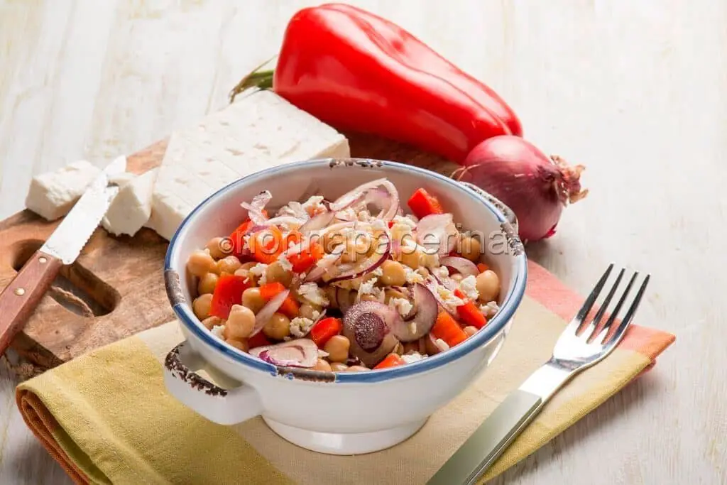 Insalata di ceci estiva, con peperoni e feta