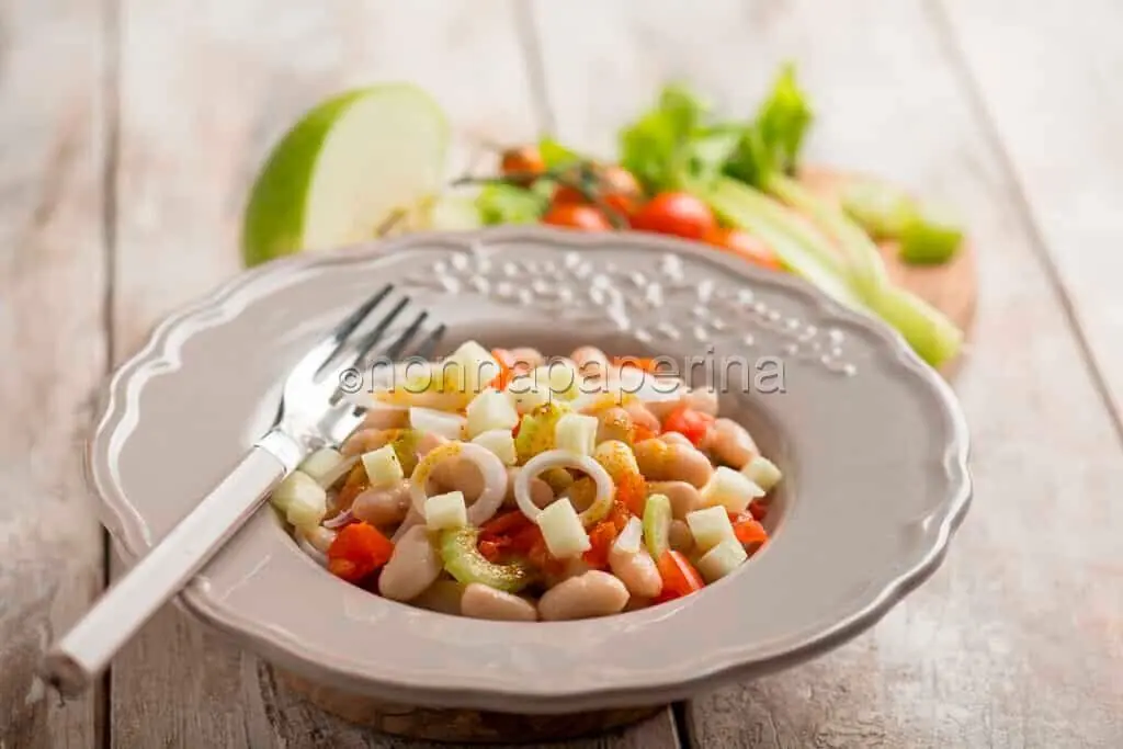 Insalata di fagioli al curry, colorata e piccante