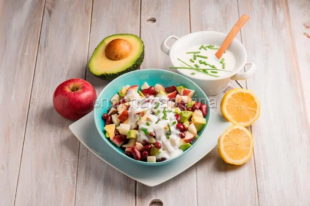 Insalata di fagioli rossi con avocado e mela per tanto salute nel piatto