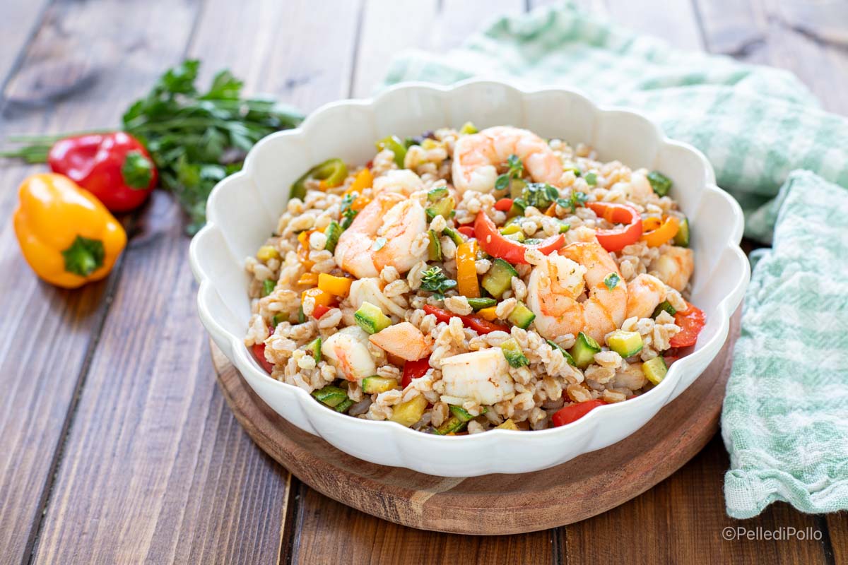 Insalata di farro con gamberi e verdure