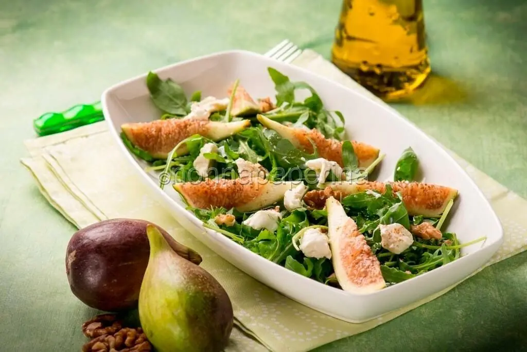 Insalata di fichi, noci e caprino. Ricetta gustosa