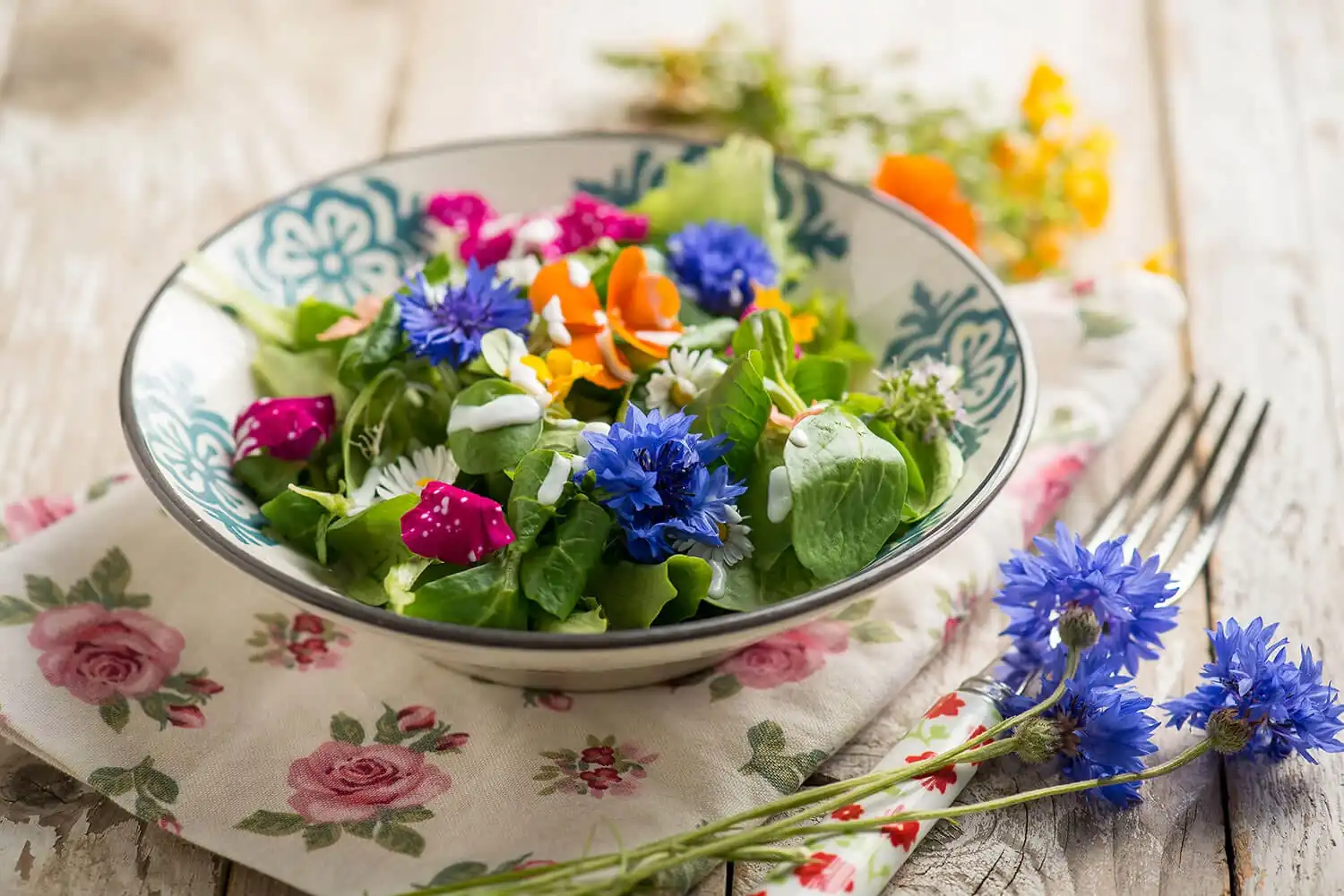 Insalata di fiori ed erbe con Skyr, un piatto elegante