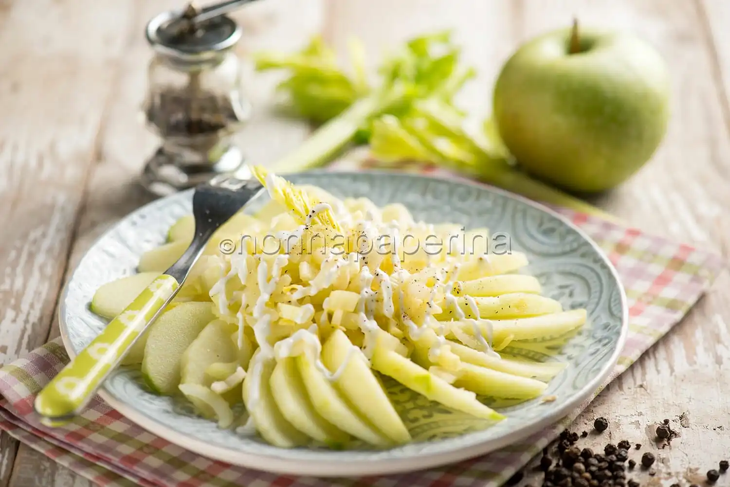 Insalata di mele e sedano, una meraviglia agrodolce