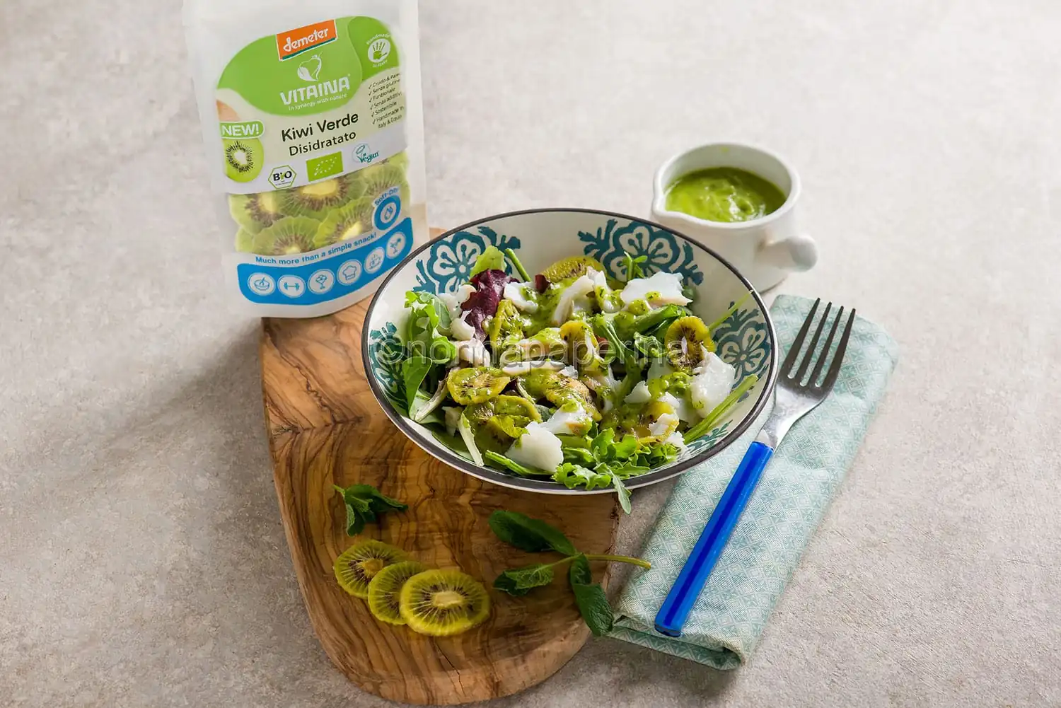 Insalata di merluzzo e kiwi disidratato, un piatto completo
