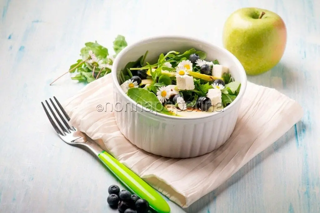 Insalata di mirtilli e feta, un piatto ricco di antiossidanti