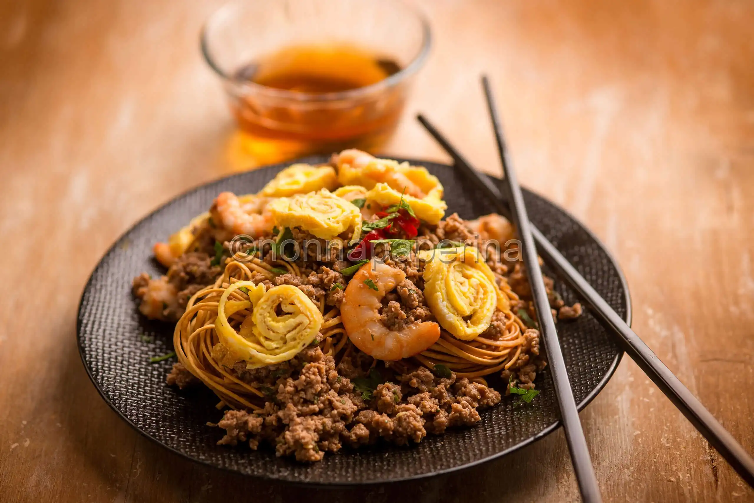 Insalata di noodles croccanti, un’idea per un pasto completo