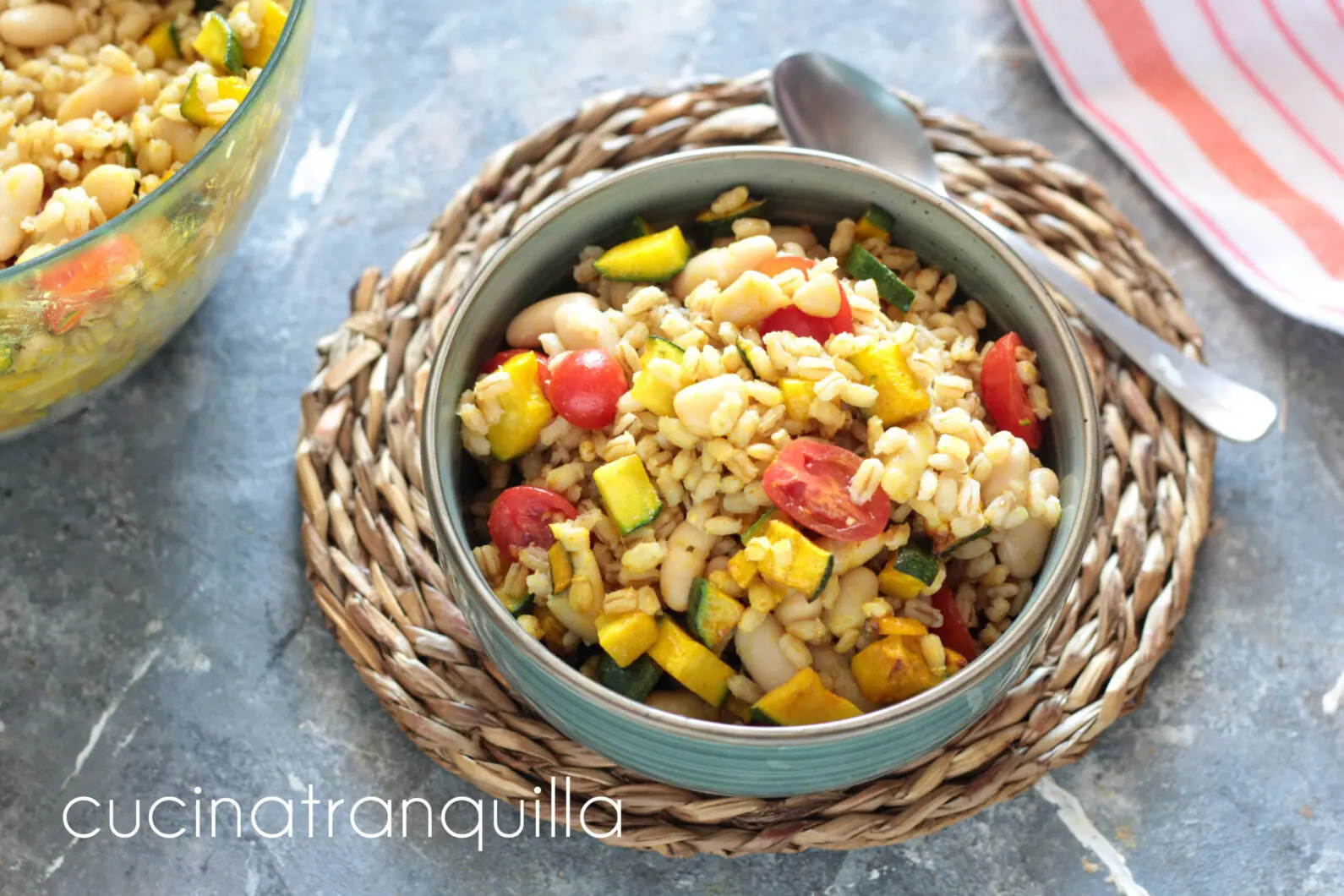 Insalata di orzo con zucchine alla curcuma