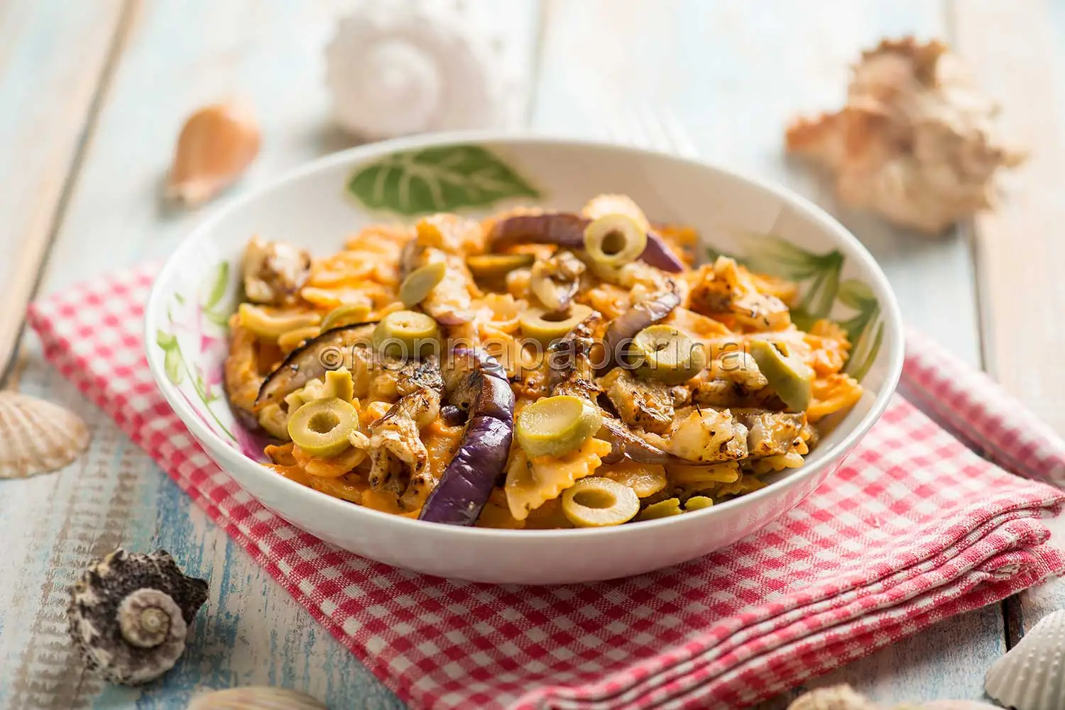 Insalata di pasta con melanzane grigliate, un piatto estivo