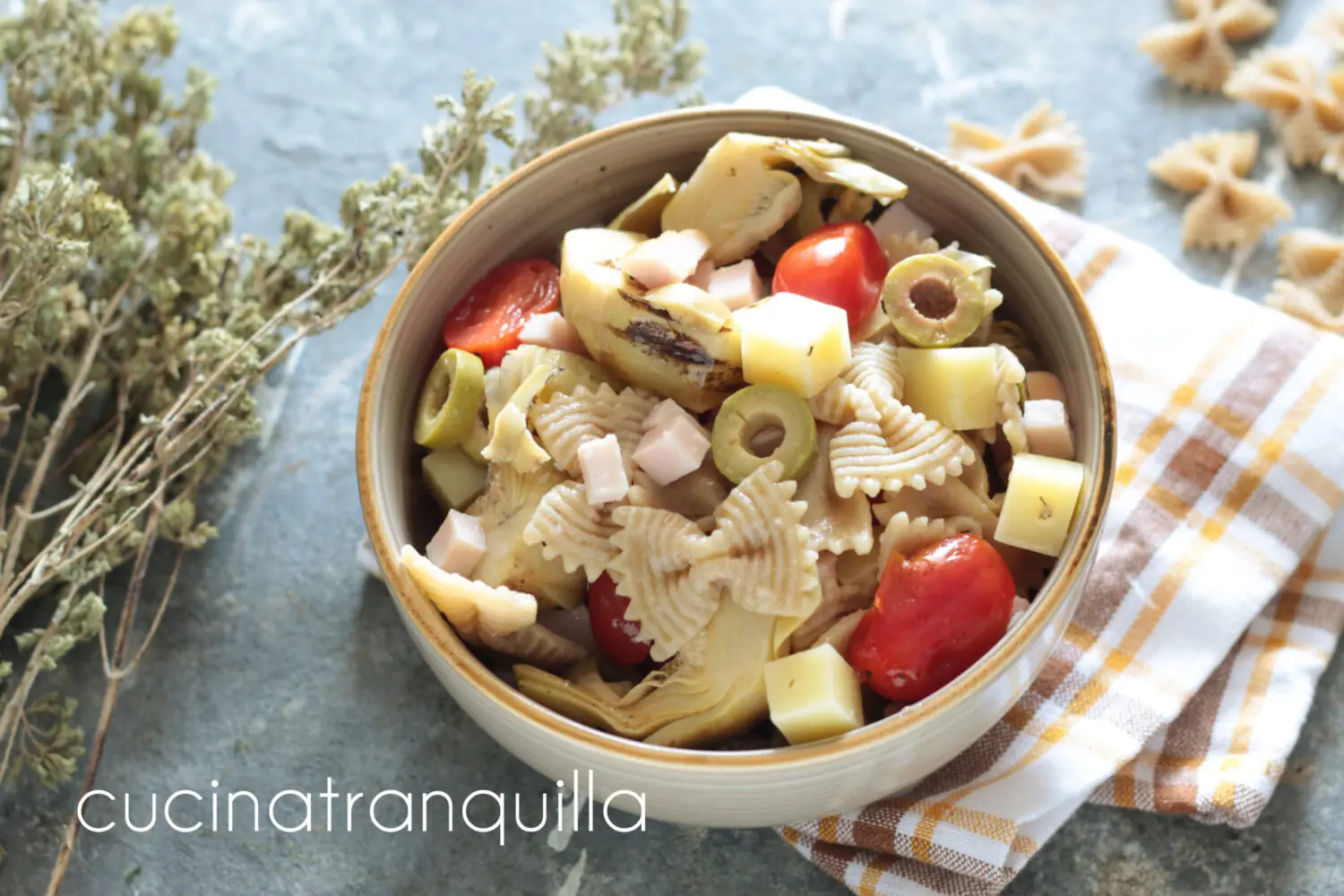 Insalata di pasta integrale con tacchino e formaggio