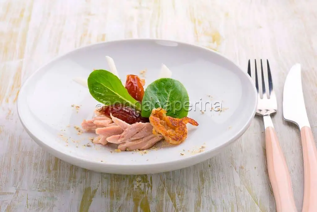 Insalata di pollo con datteri e spinacino: facciamo il pieno di gusto!