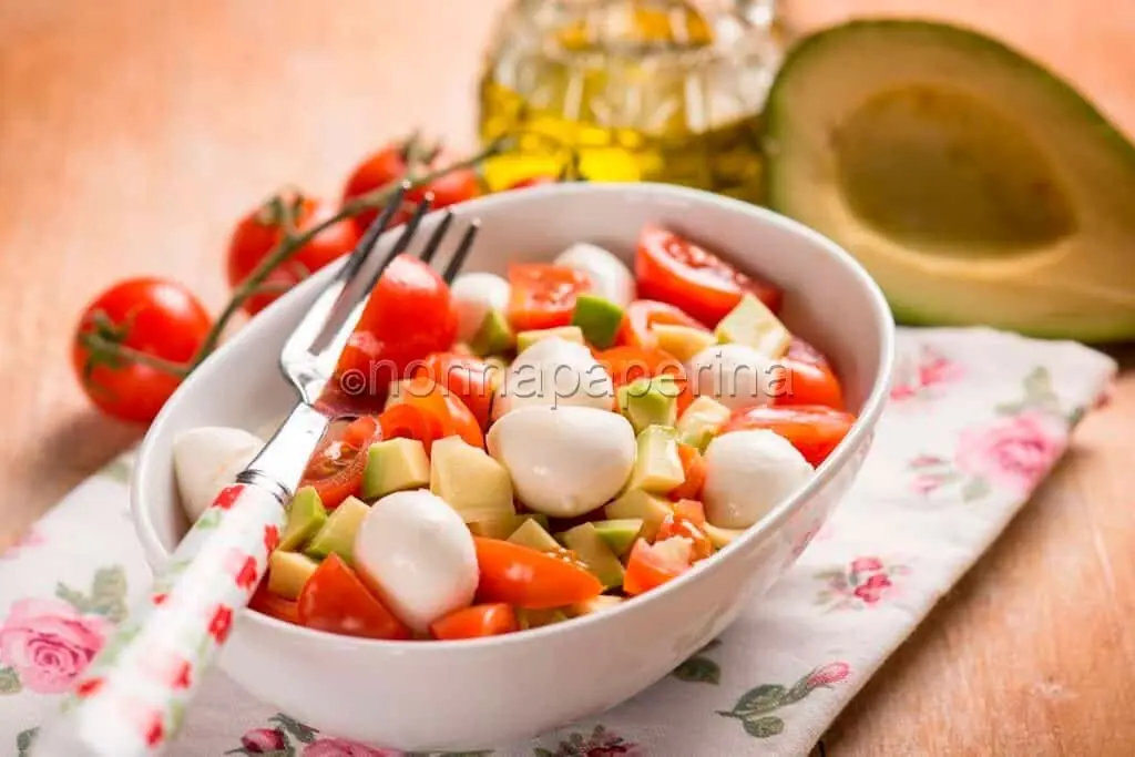 Insalata di pomodori, avocado e mozzarelline per proteggere la vista