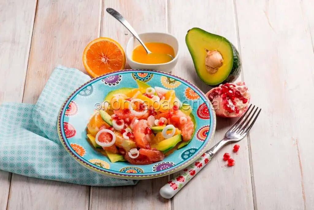 Insalata di pompelmo con avocado e melagrana : energia e vitamine