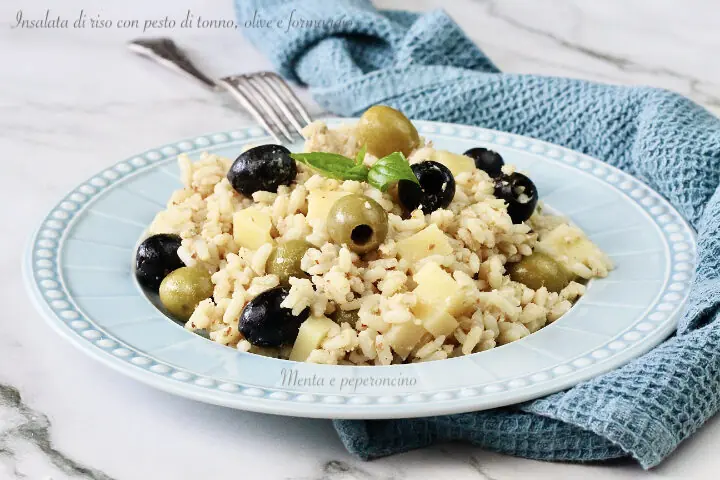 Insalata di riso con pesto di tonno, olive e formaggio