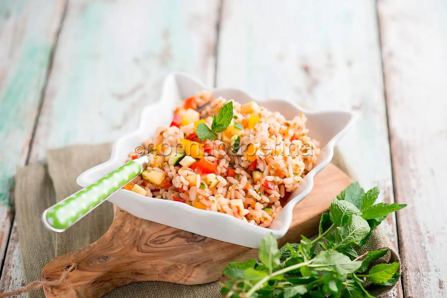 Insalata di riso con verdure e menta, un primo alternativo