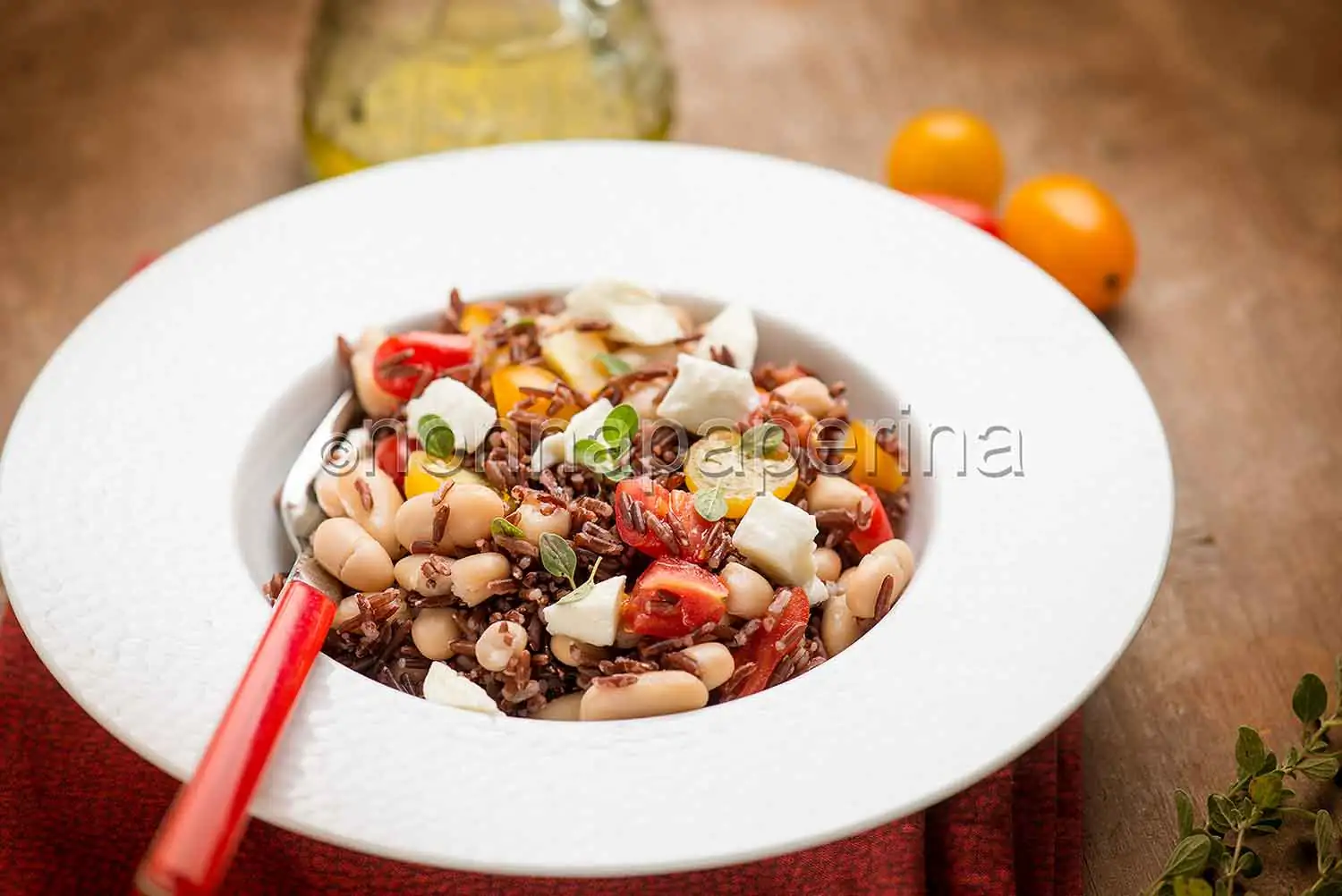 Insalata di riso rosso con cannellini, un piatto proteico