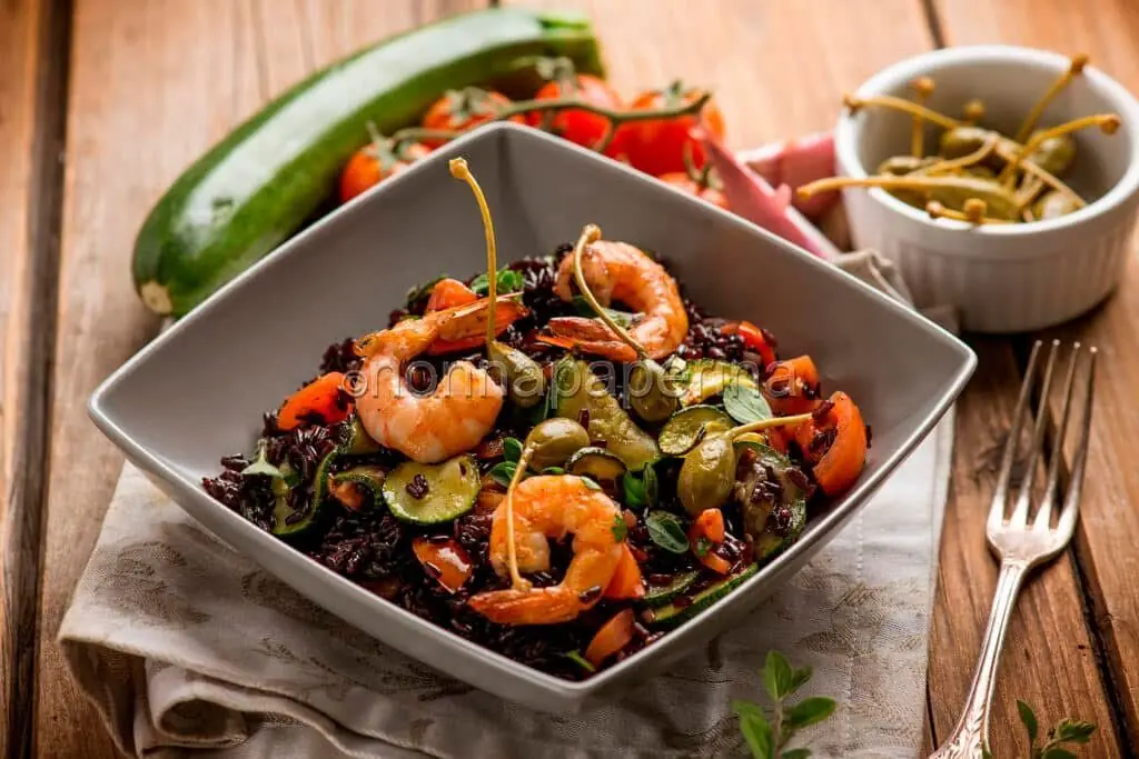 Insalata di riso venere con frutti di mare, un piatto goloso