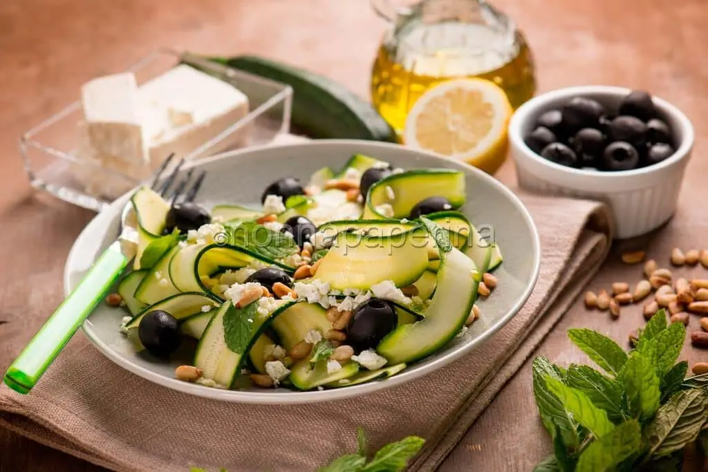 Insalata di zucchine con feta, leggerezza e bontà