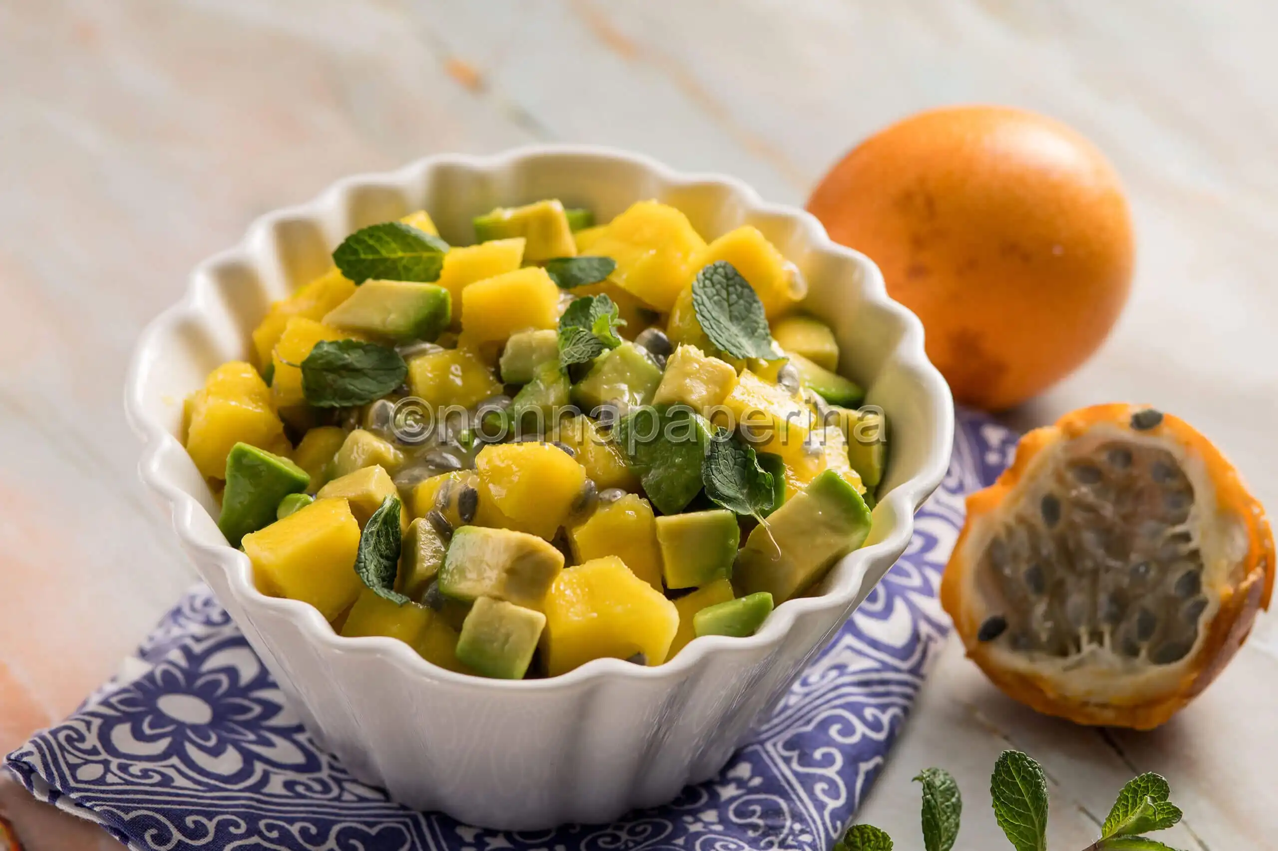 Insalata esotica con granadilla, un contorno colorato