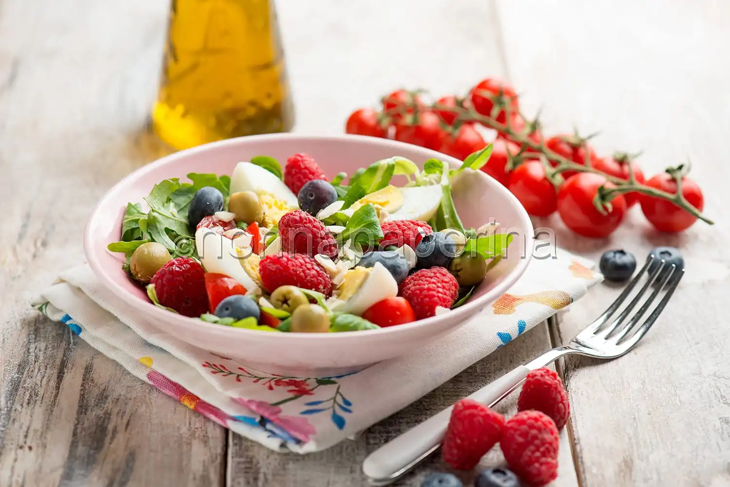 Insalata estiva con uova sode, un contorno iper-proteico