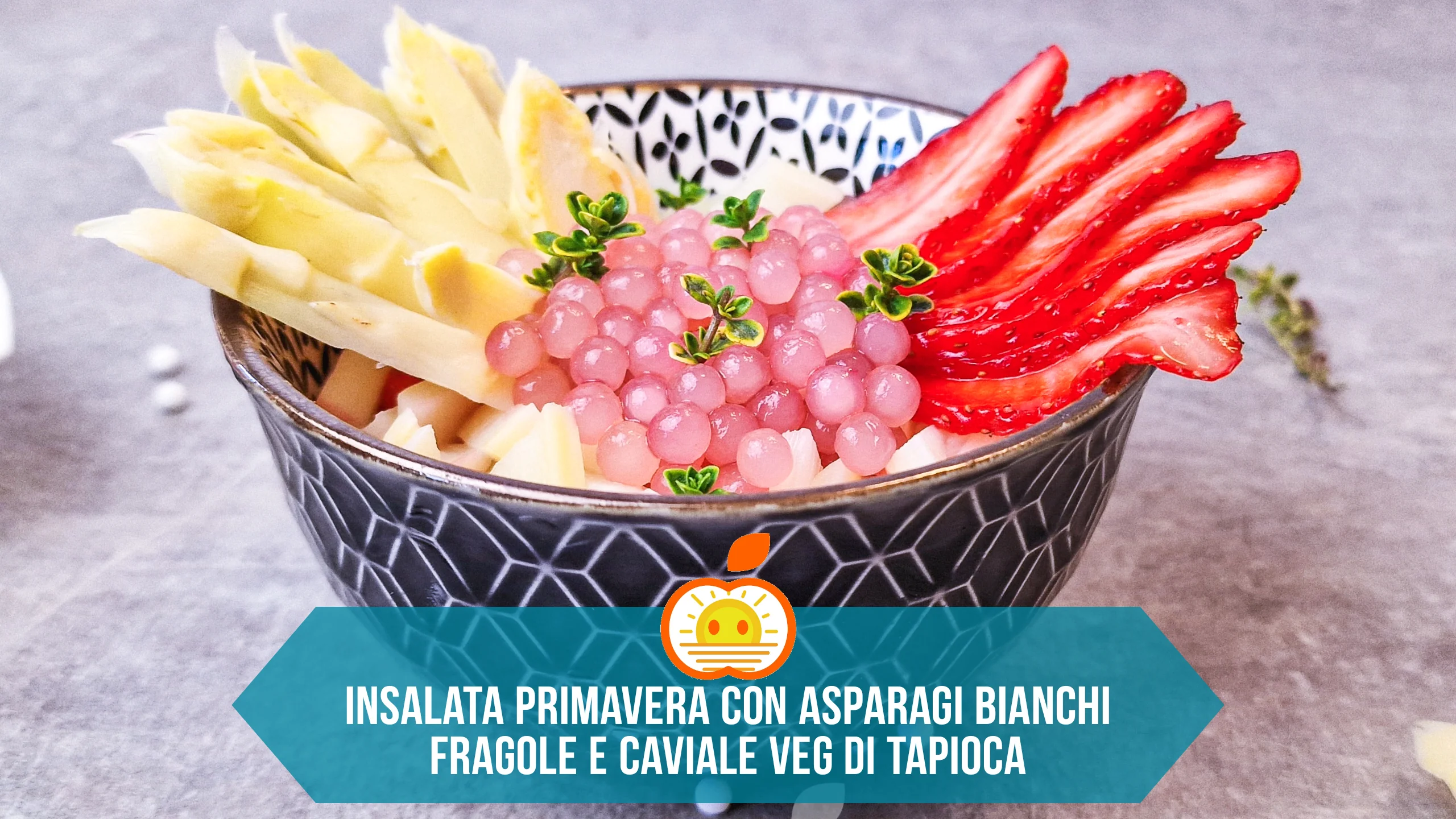 Insalata Primavera con asparagi bianchi fragole e caviale veg di tapioca