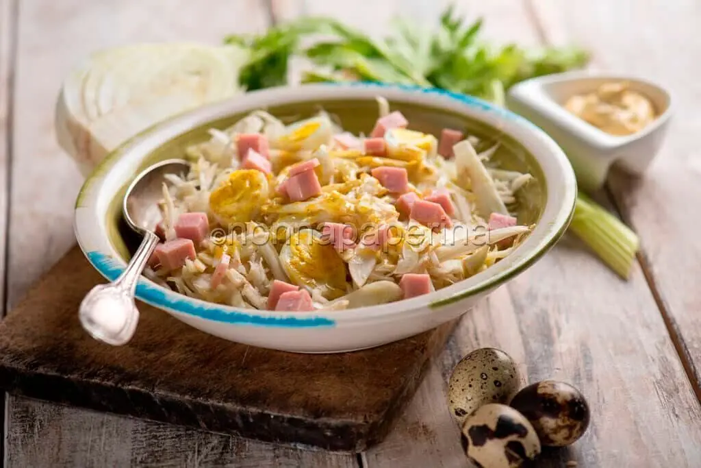 Insalatina con uova di quaglia e maionese di canapa