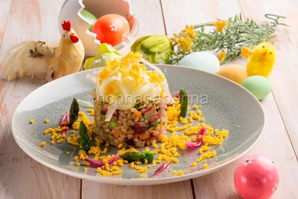 Insalatina di farro con sedano croccante e tuorlo d’uovo