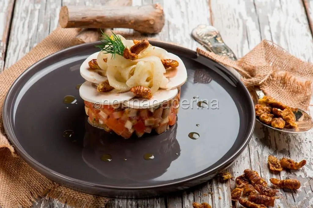 Insalatina di pomodori concassé con baco da seta: un tesoro di gusto