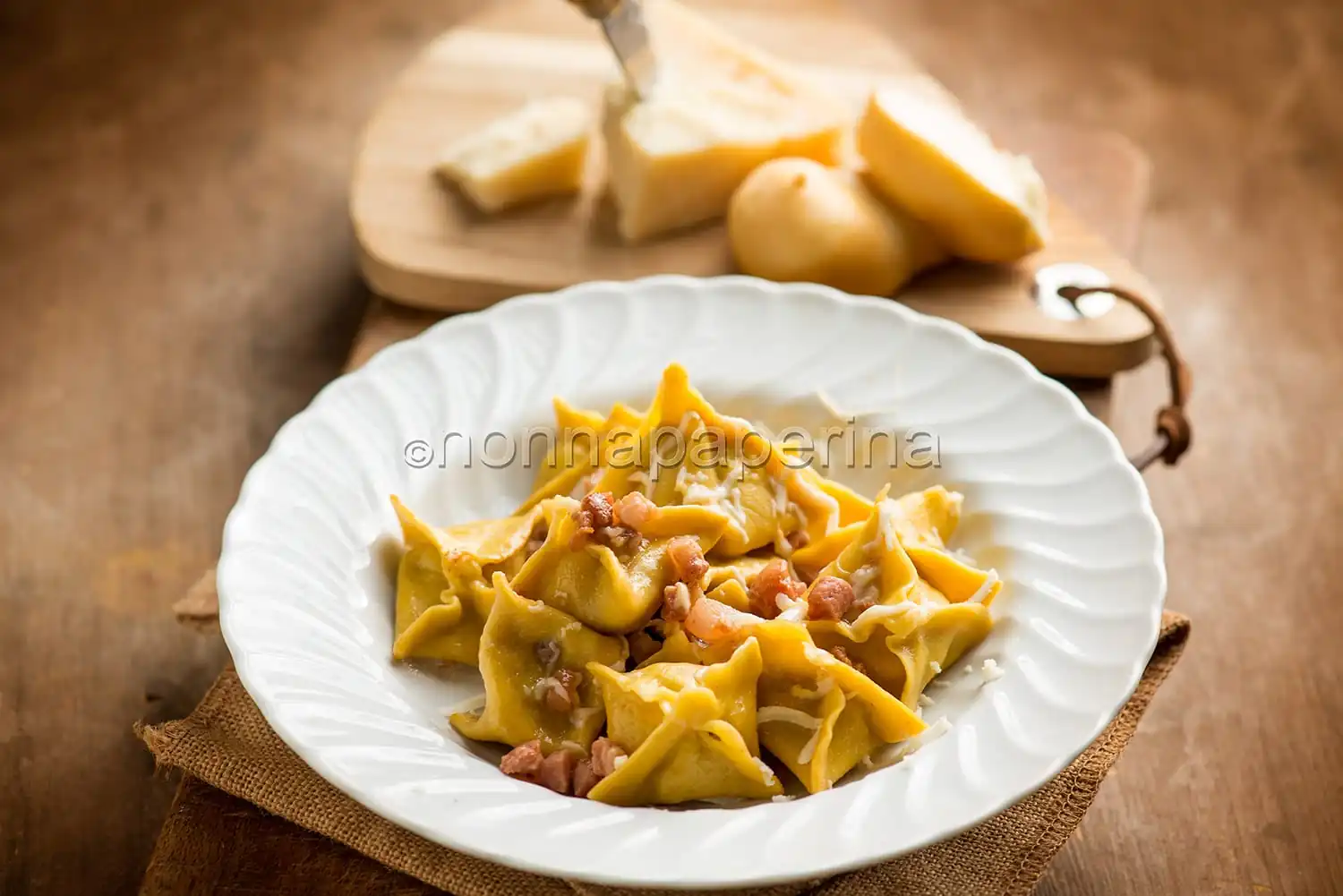 Insoliti fagottini ripieni con carne di gallina e Grana Padano