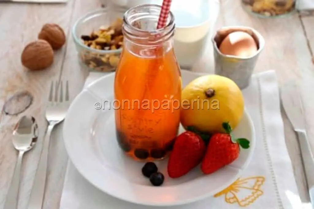 La gustosa bevanda al Rooibos, bergamotto e frutta fresca