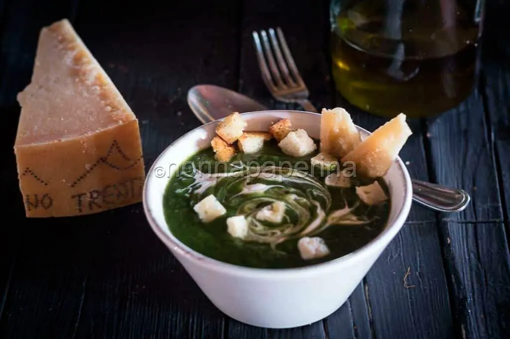 La vellutata di bietole con crostini di Parmigiano Reggiano