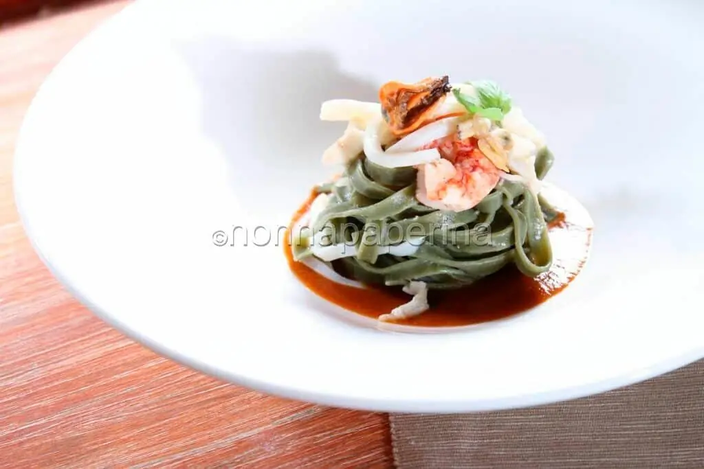 L’arte della dieta mediterranea: le tagliatelle di spirulina con gamberi rossi, cozze e seppie.  