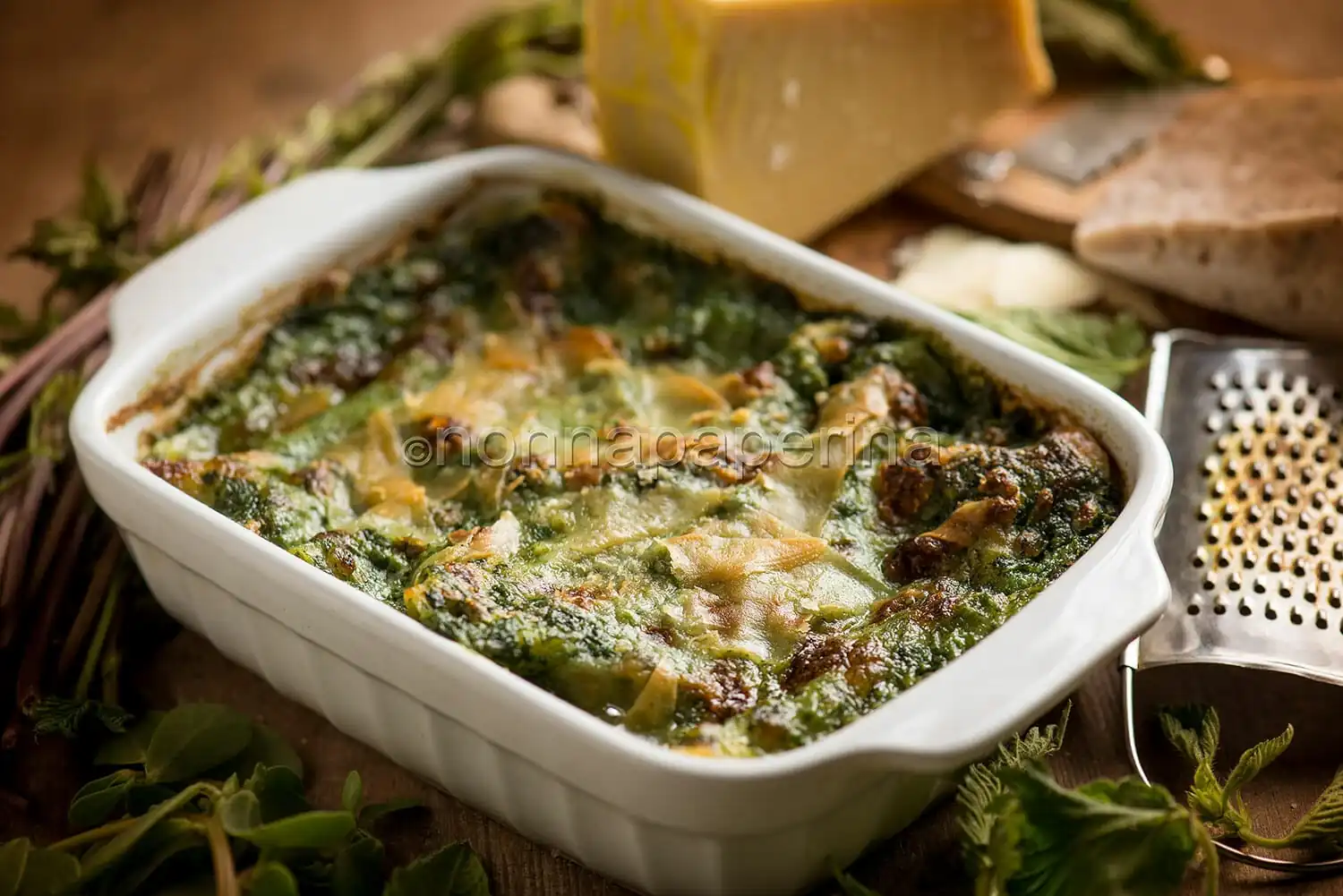 Lasagna con erbe spontanee, un piatto colorato e leggero